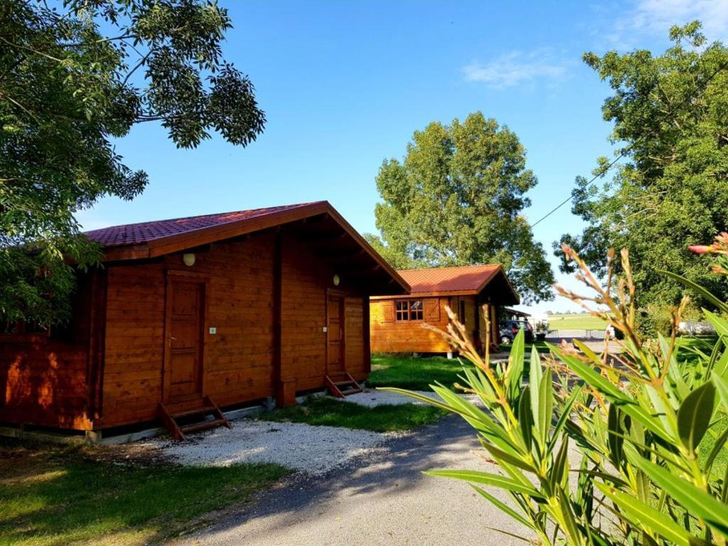 Camping Les 2 Salamandres Arces-sur-Gironde Eksteriør billede